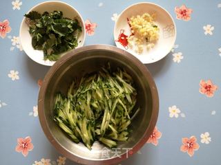 石花菜拌黄瓜的做法步骤:2