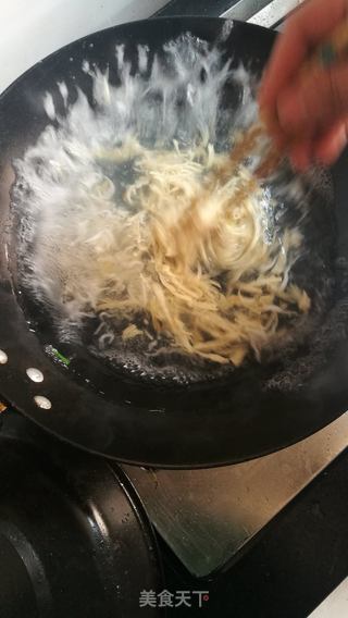 鸡丝银鱼羹的做法步骤:3