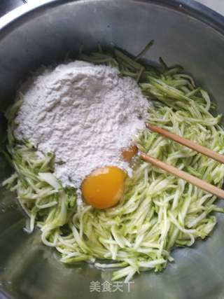 西葫芦鸡蛋饼的做法步骤:2