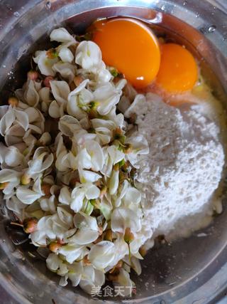 槐花鸡蛋饼的做法步骤:2