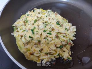 槐花鸡蛋饼的做法步骤:5