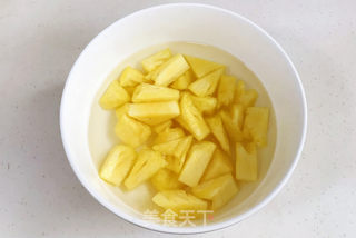 菠萝咕噜肉的做法步骤:2