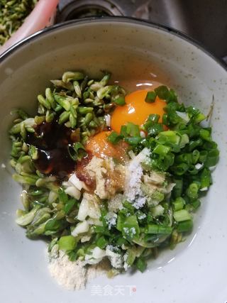 槐花蛋饼的做法步骤:2