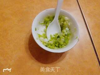 第一次做的葱油饼。的做法步骤：2