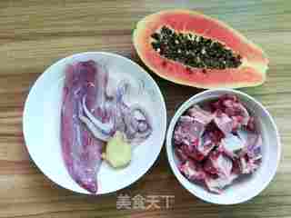 木瓜鱿鱼排骨汤的做法步骤：1