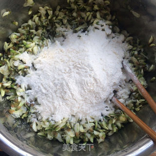 韭菜槐花麦饭的做法步骤:3