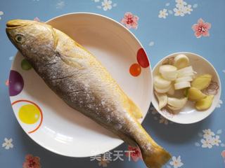 酱烧黄花鱼的做法步骤:2