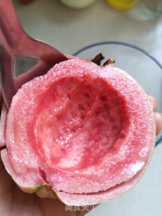 芭乐奶昔的做法步骤:2