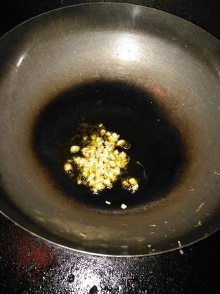 蒜香秋葵的做法步骤:3