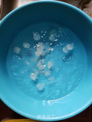 椰浆炖雪燕雪莲子的做法步骤：1