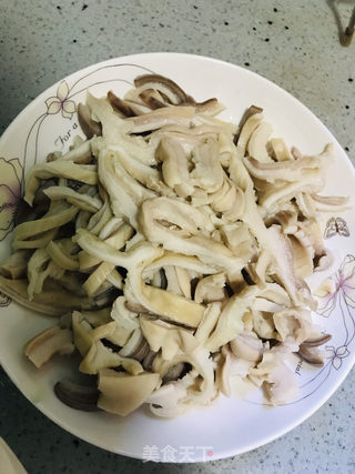 胡萝卜丝炒猪肚的做法步骤:3