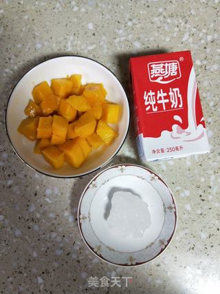 牛奶桃胶芒果饮的做法步骤:2