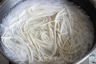 爱心火腿肠煎面的做法步骤:2