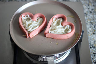 爱心火腿肠煎面的做法步骤:8