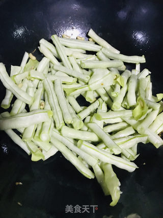 焖烧白豆角的做法步骤:2