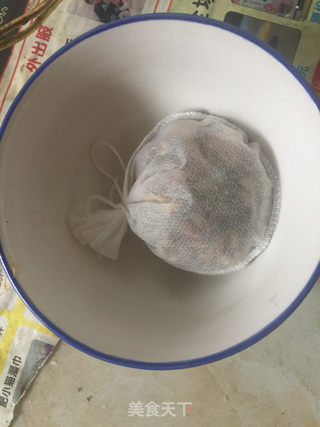 五香花生米的做法步骤:3