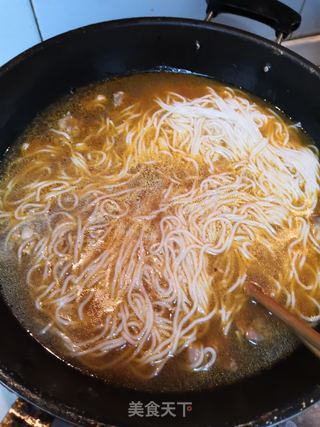 香菇鸡块面条的做法步骤:5