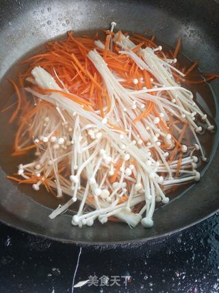 “凉菜”爽口开胃凉菜：金针菇胡萝卜拌青笋的做法步骤：2