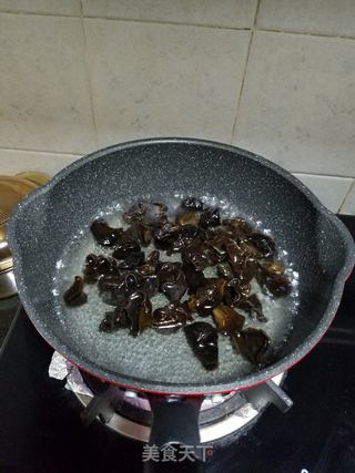 凉拌黑木耳的做法步骤：1