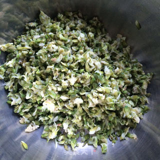 槐花鸡蛋饺子的做法步骤:3