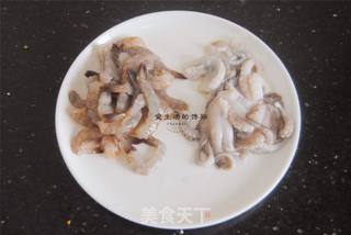 牛肉酱海鲜拌面的做法步骤:2