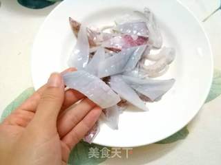 泰式风情拌鱿鱼的做法步骤:2