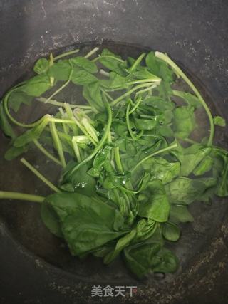 菠菜鸡蛋饼的做法步骤:2