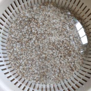 炒薏米泡水—祛湿美白排毒妙方的做法步骤：1