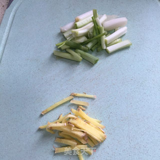 葱姜炒花蛤的做法步骤:2