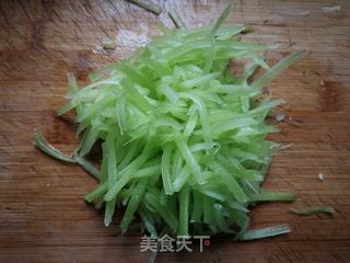 莴笋凉拌饸饹的做法步骤:2