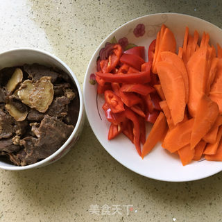胡萝卜红椒炒牛肉的做法步骤：1