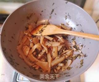 滇味酸菜魔芋粉丝煲的做法步骤：5