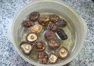 金钱菇雷笋烧中翅的做法步骤:5