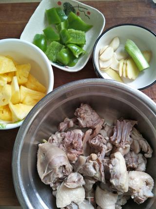菠萝鸭的做法步骤:2