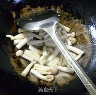 圣女果海鲜菇炒鸡蛋的做法步骤:11