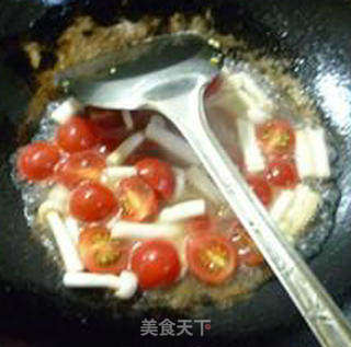 圣女果海鲜菇炒鸡蛋的做法步骤:12