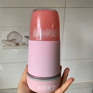草莓酸奶冰激凌的做法步骤:2
