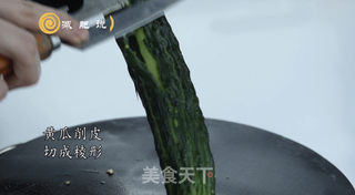 青瓜拌虾仁,简单做热量低的做法步骤:3