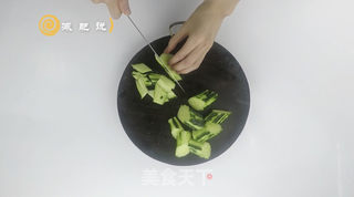 青瓜拌虾仁,简单做热量低的做法步骤:4