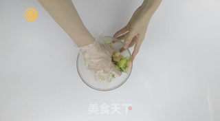 青瓜拌虾仁,简单做热量低的做法步骤:7