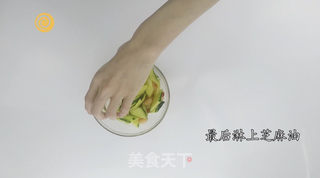 青瓜拌虾仁,简单做热量低的做法步骤:8