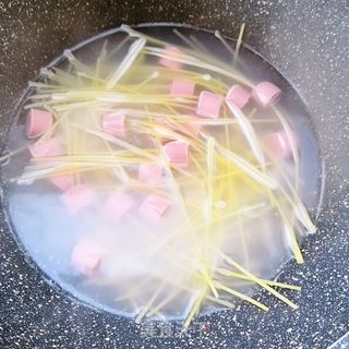 火腿肠虾仁意面的做法步骤:6