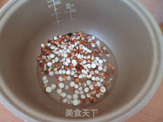 芡实胡萝卜小米粥的做法步骤:2