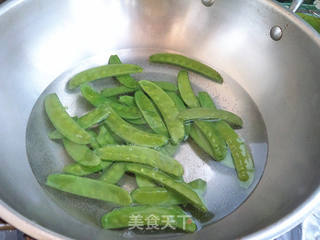 香肠炒荷兰豆的做法步骤:2