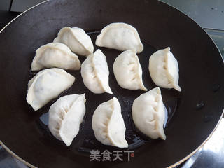 韭菜木耳鸡蛋馅煎饺的做法步骤:11