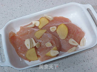 好吃不油腻的~~【无油烤鸡排】的做法步骤:3