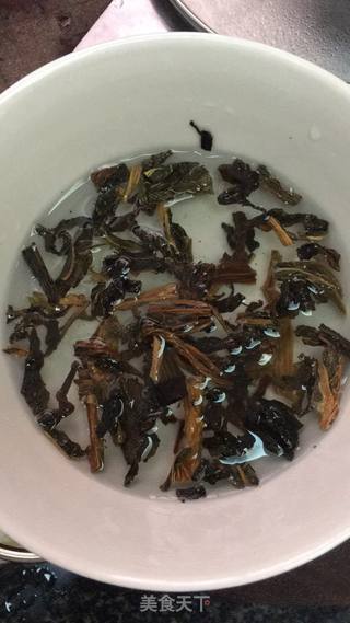 龙骨梅菜干粥的做法步骤：1