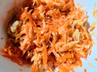 胡萝卜土豆丝煎饼的做法步骤:2