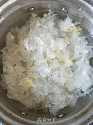 冰糖银耳雪梨羹的做法步骤:3