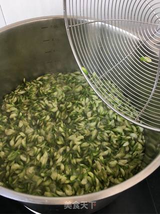 肉末槐花粥的做法步骤:3